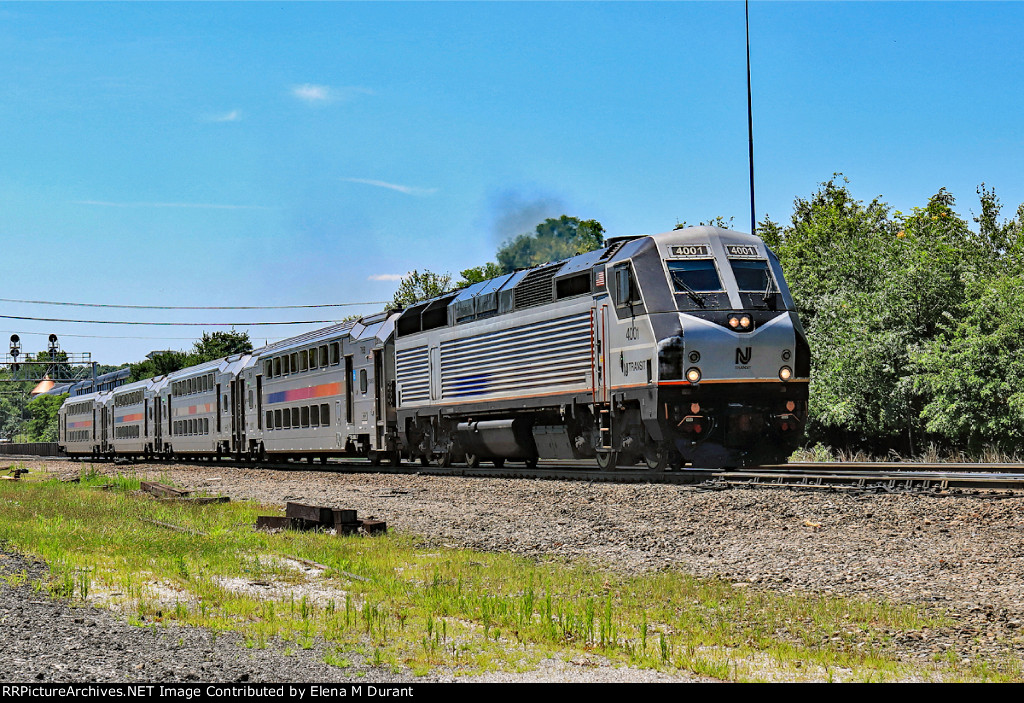 NJT 4001 on train 1113